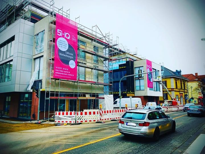 Großflächenbanner an einem Baugerüst